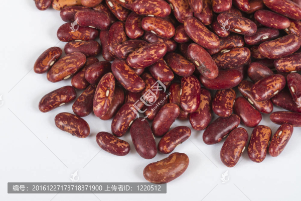 一把紅豆。從上面看。白色背景孤立。
