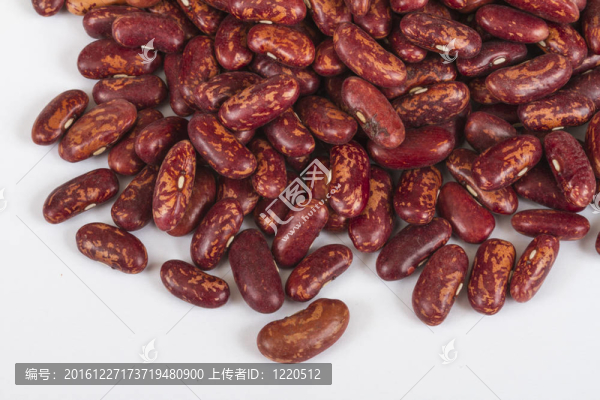 一把紅豆。從上面看。白色背景孤立。