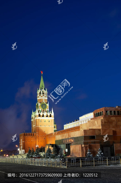 Kremlin的夜景Spasskaya塔。莫斯科；俄羅斯
