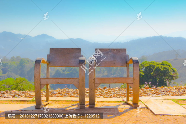 山地背景雙椅