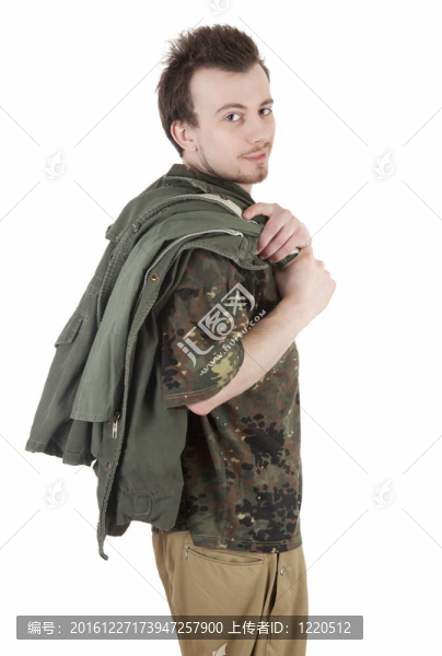 穿著迷彩服的穿著迷彩夾克的年輕小伙子；白色背景