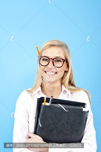 年輕女孩手里拿著一些文件