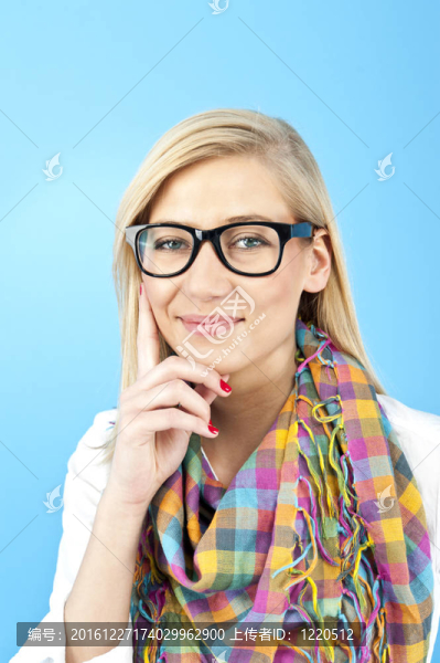 藍色背景的年輕女人
