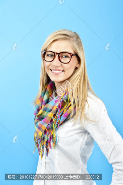 藍色背景的年輕女人