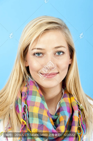 藍色背景的年輕女人