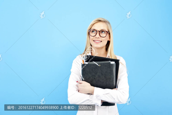 年輕女孩手里拿著一些文件