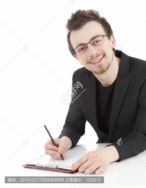 年輕的businessmsn寫入剪貼板坐在書桌；白色背景