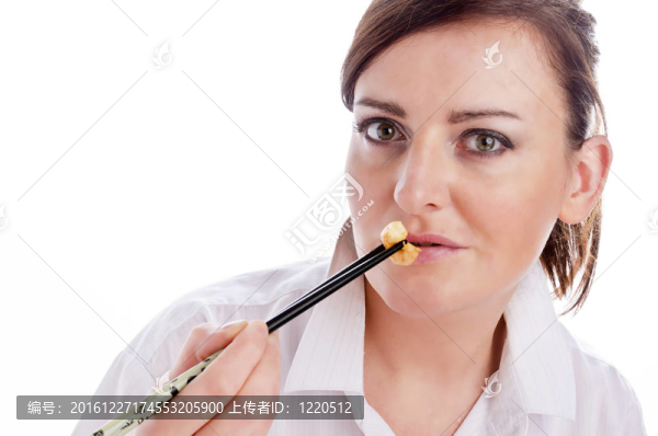 女人用筷子
