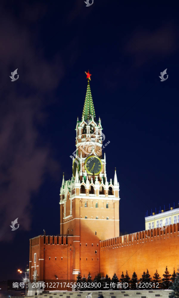 Kremlin的夜景Spasskaya塔。莫斯科；俄羅斯