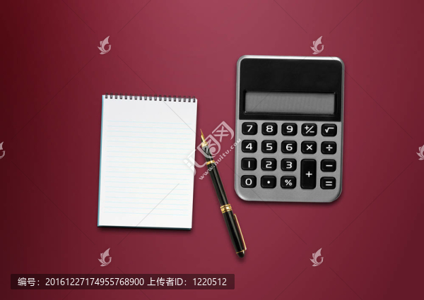 計(jì)算器；桌上的筆和白紙