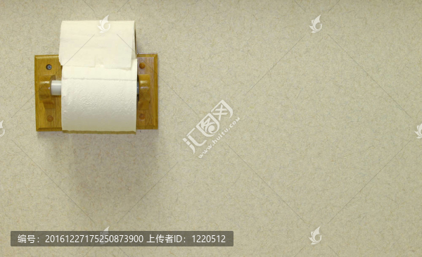 一個(gè)木制的衛(wèi)生紙架安裝在一個(gè)額外的卷衛(wèi)生紙的墻壁上與你的文字。