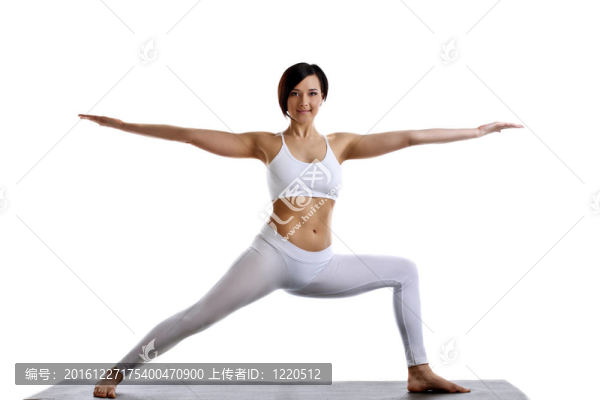 美女站在瑜伽姿勢孤立