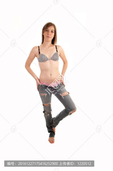 穿牛仔褲和胸罩的女人。