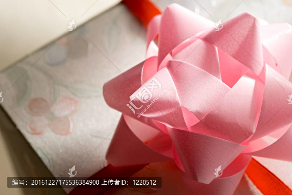 帶蝴蝶結(jié)的禮品盒