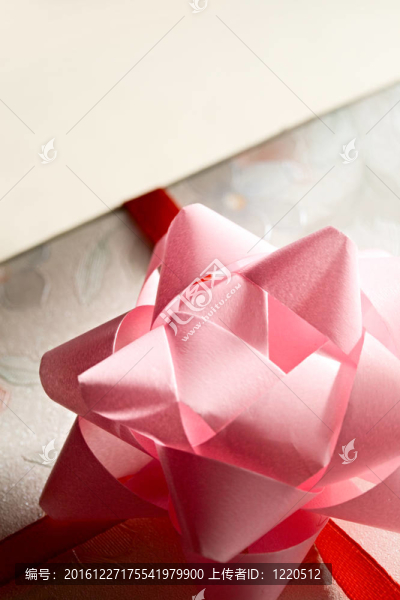 帶蝴蝶結(jié)的禮品盒