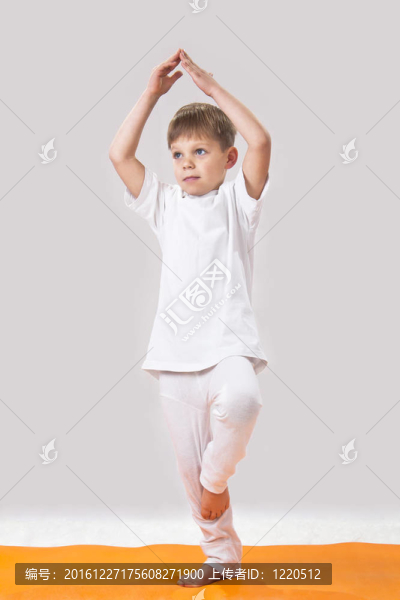 兒童瑜伽。小男孩做運動。