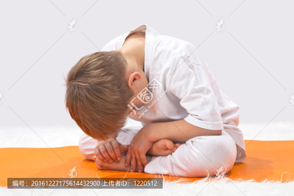 兒童瑜伽。小男孩做運(yùn)動。