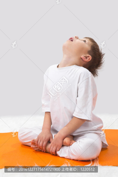 兒童瑜伽。小男孩做運(yùn)動。