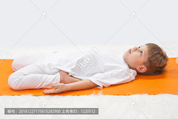 兒童瑜伽。小男孩做運(yùn)動。