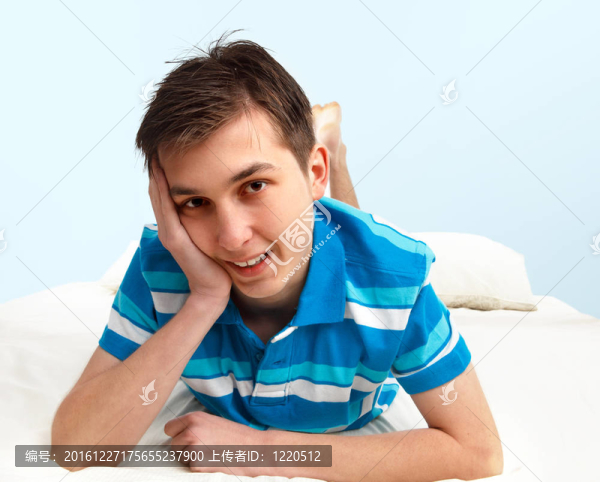 微笑的男孩躺在床上