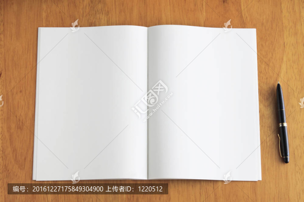 白色開放式筆記本和筆