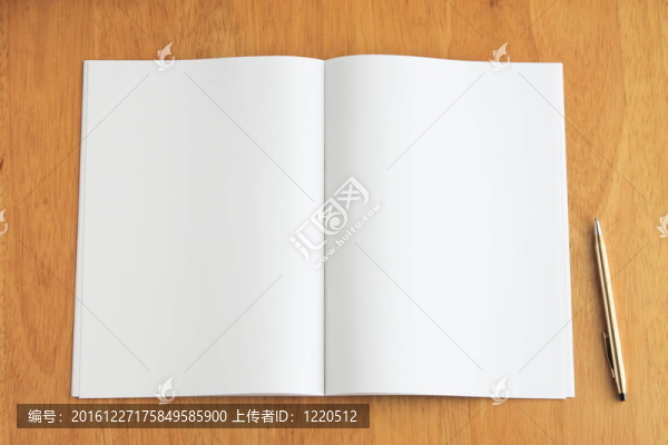 白色開放式筆記本和筆