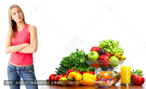 帶水果和蔬菜的年輕婦女。