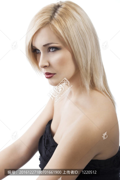 穿著高雅晚禮服的女孩；她已經(jīng)三個月了