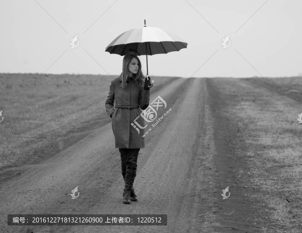 鄉(xiāng)村路帶雨傘的寂寞女孩。