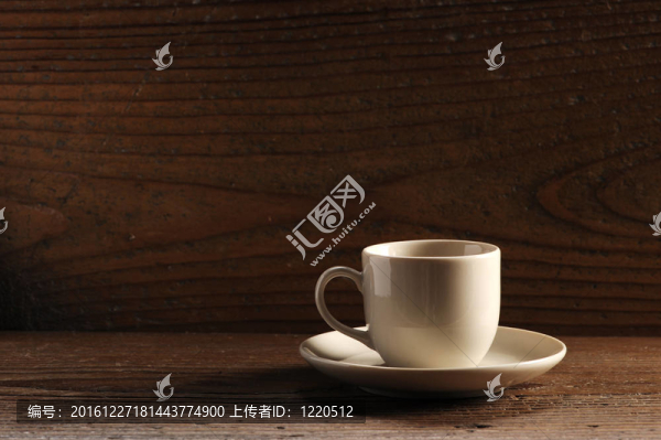 木桌上的一杯咖啡