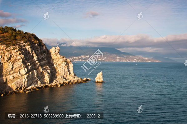 美麗的巖石在黑海海岸