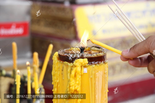 點燃一支蠟燭