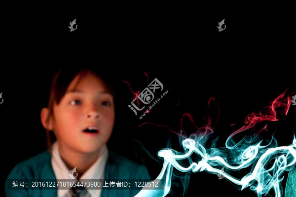 女孩看五顏六色的煙。