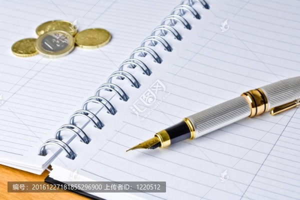 筆記本上的墨水筆和焦點硬幣