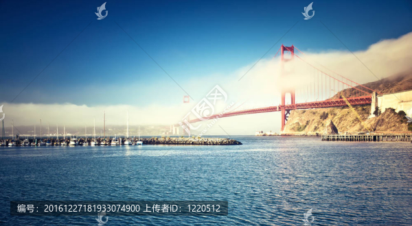 早晨的金門大橋；三藩