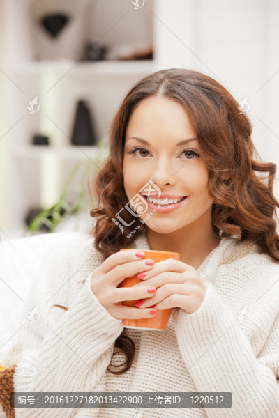 可愛(ài)的女人與馬克杯