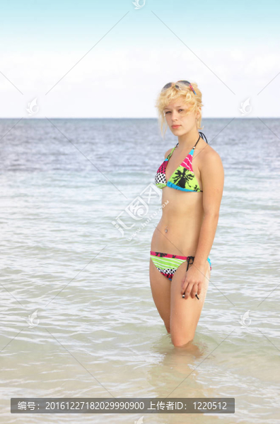 海灘上的小女孩