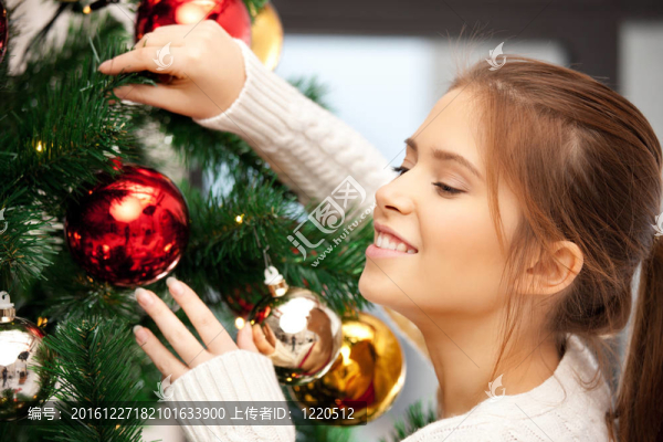 裝飾圣誕樹的女人