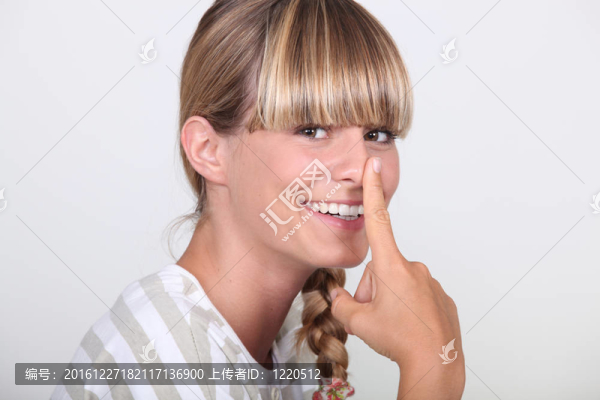 鼻子上戴著手指的女人