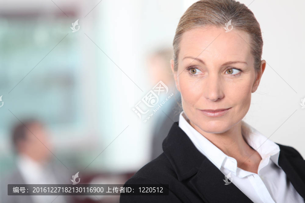 憂郁的女人看了