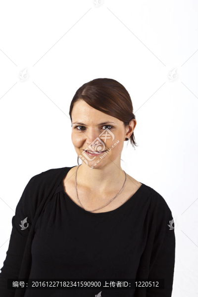 迷人的女人面帶微笑，神情嚴肅