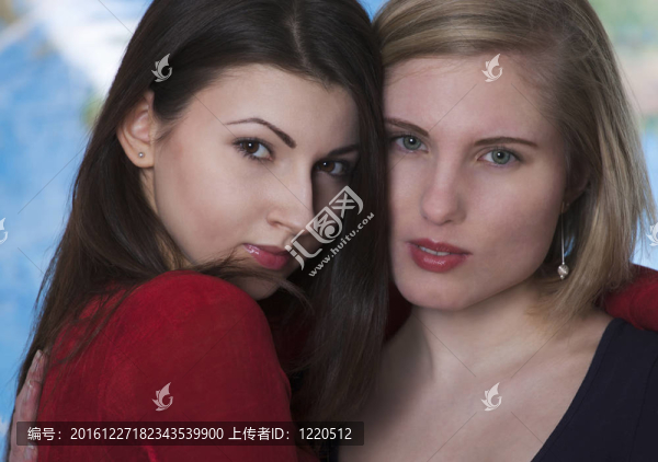 兩個(gè)女人擁抱