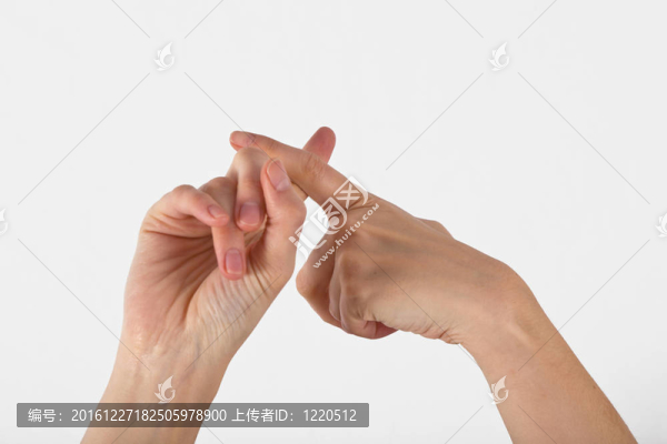 一個(gè)女人的手在瑜伽姿勢(shì)所示