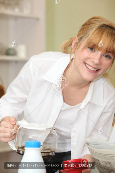 金發(fā)女孩倒咖啡