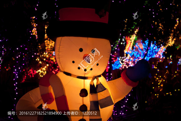 雪人和圣誕彩燈