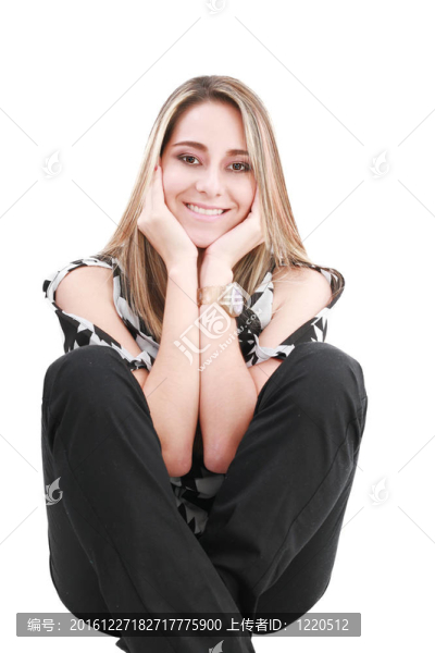 微笑性感金發(fā)女子坐在地板上孤立的白色