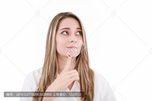 思考女人仰視；孤立的白色