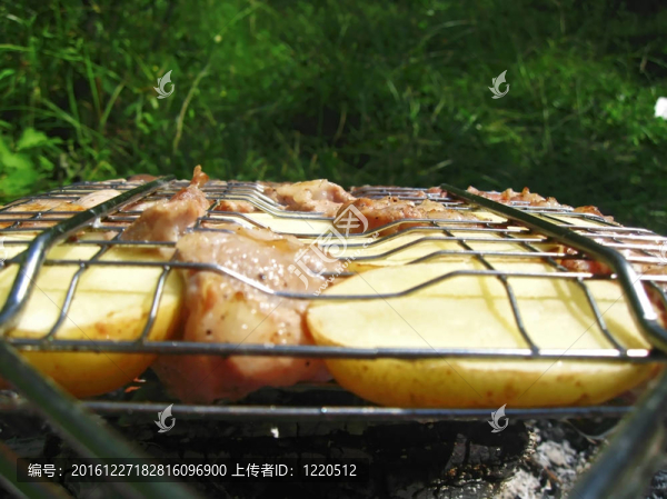 在準(zhǔn)備燒烤篝火。戶外休息