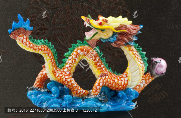 藍(lán)色和金色中國龍雕像在黑墻