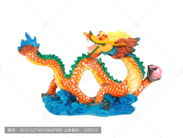 彩色背景上的中國(guó)龍雕像